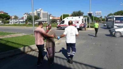 Otomobiller çarpıştı, sürücülerin eşleri yaralandı