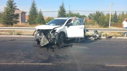 Otomobillerin kafa kafaya çarpıştığı kazada 4 kişi yaralandı