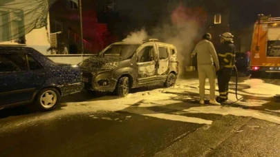 Park halindeki araç alev alev yandı
