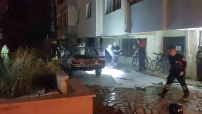 Park halindeki otomobil alev topuna döndü