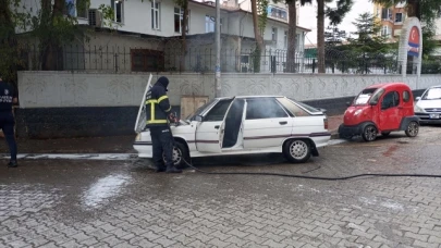 Park halindeki otomobilde yangın çıktı