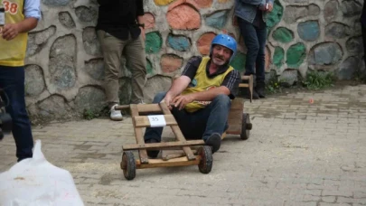 Rize'de 'Lazralli Tahta Arana yarışları' renkli görüntülere sahne oldu