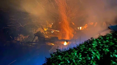 Rize'de çıkan yangında 2 katlı ev kullanılmaz hale geldi