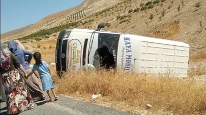 Şanlıurfa'da minibüs devrildi: 2 yaralı