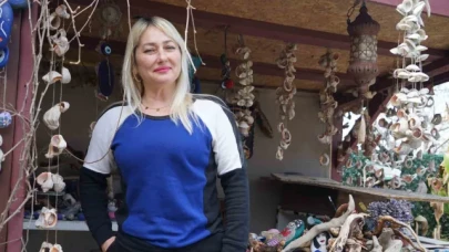 Selin sürüklediği ağaç kökleri ile taşları toplayıp dekoratif süs eşyalarına dönüştürdü