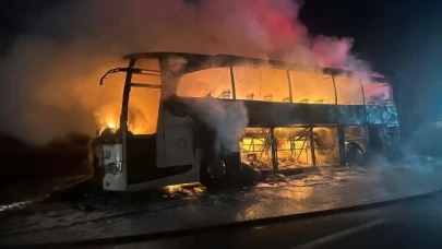 Seyir halindeki yolcu otobüsü alev aldı