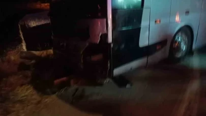 Sivas'ta yolcu otobüsü ile otomobil çarpıştı: 3 yaralı