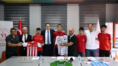 Sokakta keşfedilen futbolcular sözleşme imzaladı