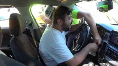Taksim'de aracı bağlanan taksici, anahtarı polise vermek istemeyince gerginlik yaşandı