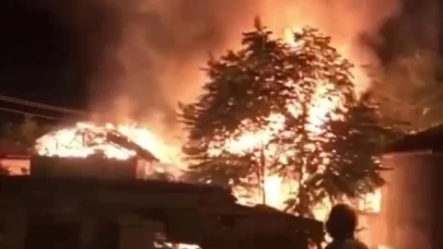 Taşova'da ev alev alev yandı