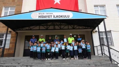 Tatvan'daki minik öğrencilere "Milli Projeler" temalı boyama kitabı dağıtıldı