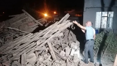Tek katlı ahşap ev çöktü, 1 kişi yaralandı