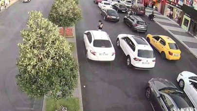 Telefonla konuşarak karşıya geçerken otomobil çarptı