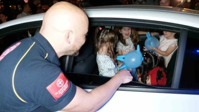 Trafik kazasından korkan çocukların yüzünü ambulans şoförü güldürdü