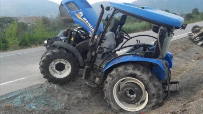 Traktörle çarpışan kamyonetin sürücüsü hayatını kaybetti