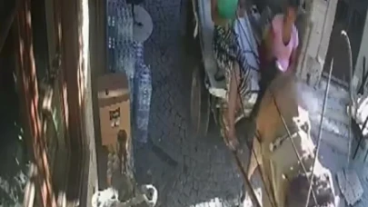 Turizm merkezi Alaçatı'da at arabasıyla hırsızlık kameraya yansıdı
