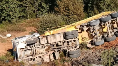 Tuzla'da hafriyat kamyonu devrildi: 1 ölü