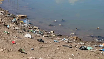 Vali çöp topladı, göleti kirletene yasal işlem talimatı verdi