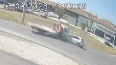 Vinç ile otomobil kafa kafaya çarpıştı, 1 kişi yaralandı: Kaza anı kamerada