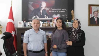 YKS'de derece yapan genç kız yarım altınla ödüllendirildi