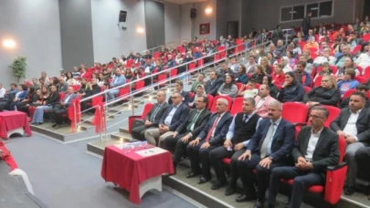 Akif Gülle Kültür Merkezi' "100 Şair 100 Şiir" programına ev sahipliği yaptı