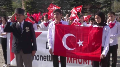 Amasya'da Cumhuriyetin 100. yılında dededen toruna bayrak teslimi