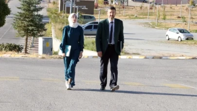 Baba ve kızı aynı sınıfta üniversite öğretimi alıyor
