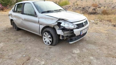 Bariyere çarpan otomobilde bulunan 4 kişi yaralandı