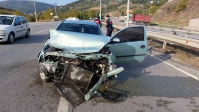 Bariyerlere çarpan otomobil hurdaya döndü