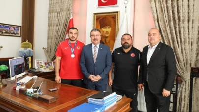 Başarılı sporcu ve antrenörleri kabul etti