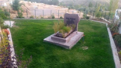 Eşine türbe gibi bir mezar yaptırdı