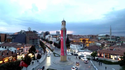 Çorum saat kulesine kardeşlik bayrağı asıldı