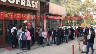 Cumhuriyet Bayramı nedeniyle vatandaşlara ücretsiz yemek dağıttı