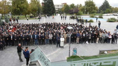 Deprem bölgesinde, Gazze'de hayatını kaybedenler için gıyabi cenaze namazı kılındı