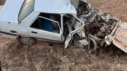 Direğe çarparak hurdaya dönen otomobilden sağ çıktı