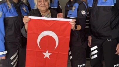 Doğum gününde 112'yi arayıp Türk bayrağı isteyen kadına polisten pastalı sürpriz