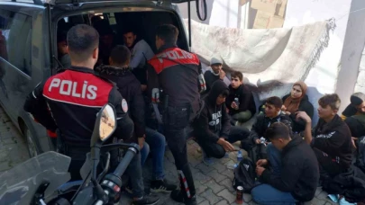 Dur ihtarına uymayan araçta 11'i çocuk, toplam 23 kaçak göçmen yakalandı