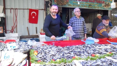 Hamsi tezgahları şenlendirmeye devam ediyor