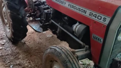 Hareket eden traktörü durdurmak isterken altında kaldı