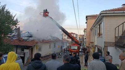 Havza'da yan yana iki ev yandı