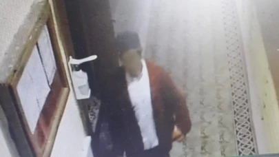 Hırsız camideki sadaka kutusunu çaldı