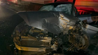 İki otomobilin hurdaya döndüğü kazada 3 kişi ağır yaralandı