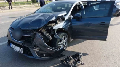 Kavşakta kaza meydana geldi: 3 yaralı