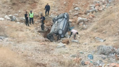 Kontrolden çıkan araç şarampole yuvarlandı: 3 yaralı