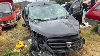 Kontrolden çıkan otomobil tarlaya savruldu: 1'i ağır 4 yaralı