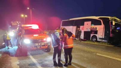 Kontrolden çıkan yolcu otobüsü aydınlatma direğine çarptı: 16 yaralı