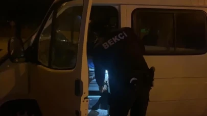 Kontrolden çıkıp ağacı yıkan minibüs karşı şeride geçti