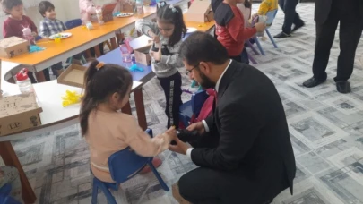 Kur'an Kursu öğrencilerine ayakkabı ve mont hediye edildi