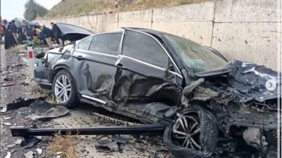 Makam aracı ile otomobil hafif ticari araç çarpıştı: 3 yaralı