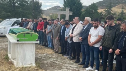 Merzifon'daki otobüs kazasında hayatını kaybeden 2 üniversite öğrencisi Çorum'da defnedildi